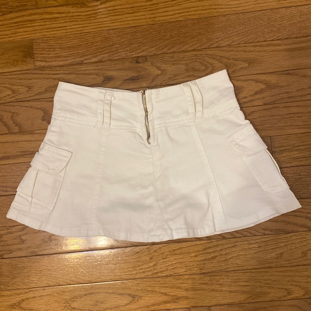 White low waist skirt w pockets